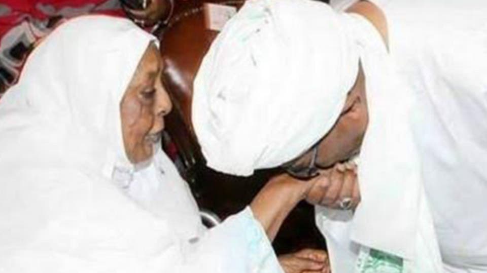 Омар аль-Башир целует руку матери