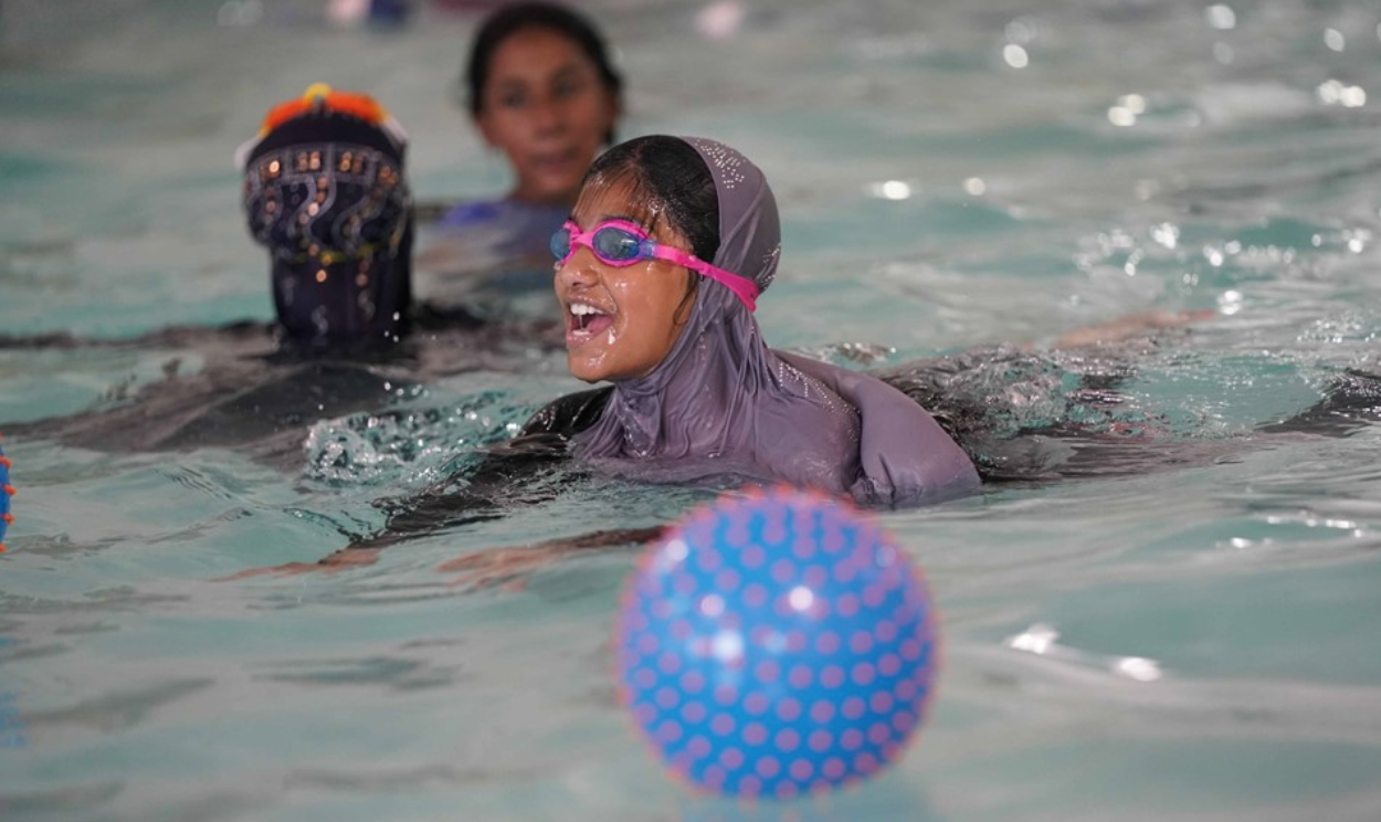 Дети в мусульманских купальниках одержали победу над городским бассейном -  IslamNews