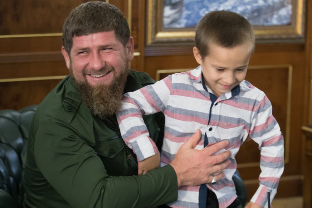 Рамзан Кадыров со своим юным «охранником»