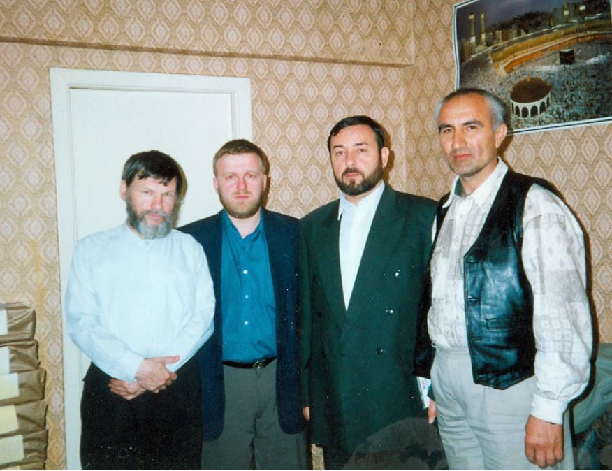 Валиахмет Садур (слева) со своими соратниками