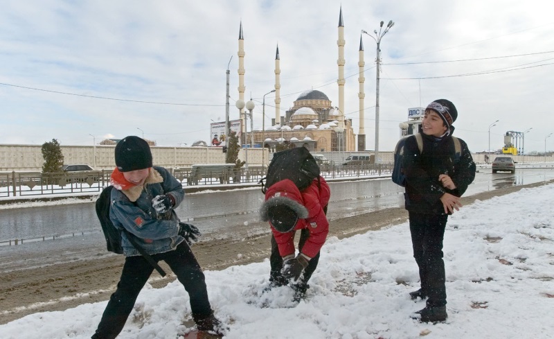 Дети играют в снежки возле мечети «Сердце Чечни» в Грозном. Фото: Сергей Узаков / ТАСС / Архив