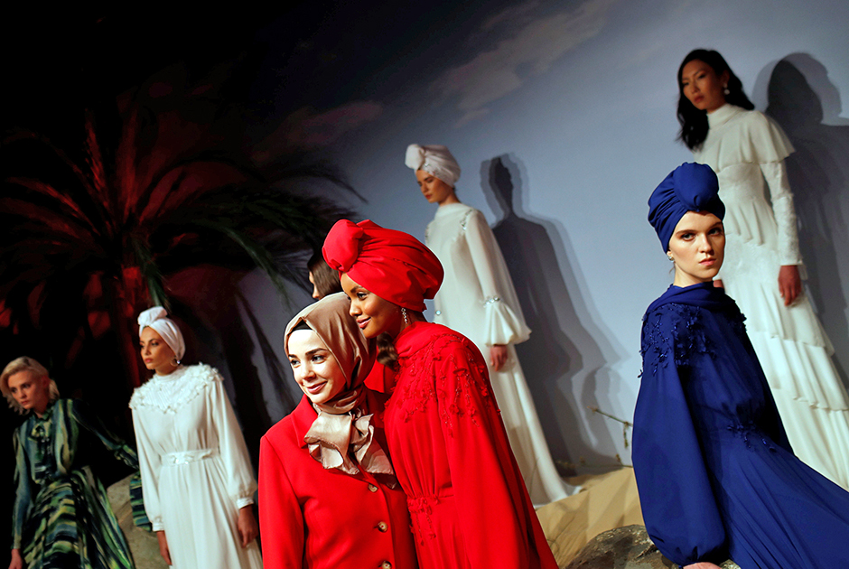 Американская фотомодель Халима Аден в хиджабе на Неделе моды в Стамбуле Фото: Murad Sezer / Reuters