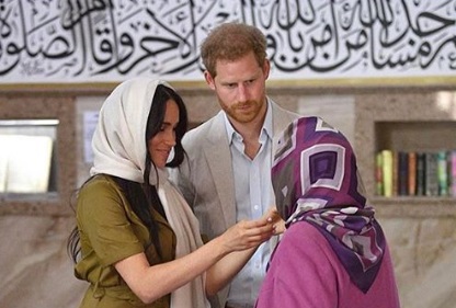 Меган Маркл помогает женщины повязать платок в мечети
