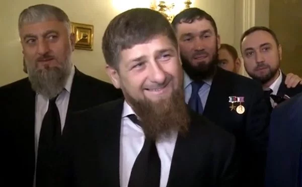 Свита Рамзана Кадырова. Кадыров и свита. Рамзан Кадыров и его свита.