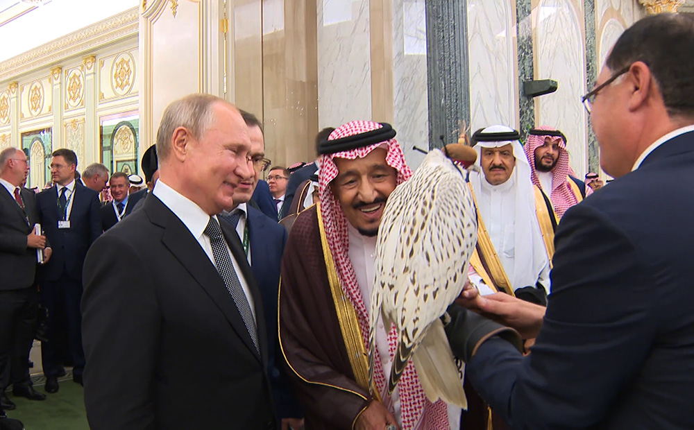 Владимир Путин вручает королю Саудовской Аравии камчатского кречета. Фото: РИА Новости