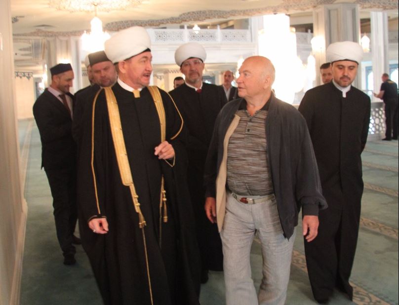 Юрий Лужков во время посещения Московской соборной мечети