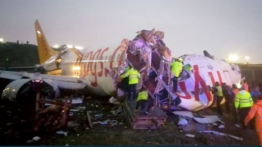 Разбившийся самолет в Стамбуле
