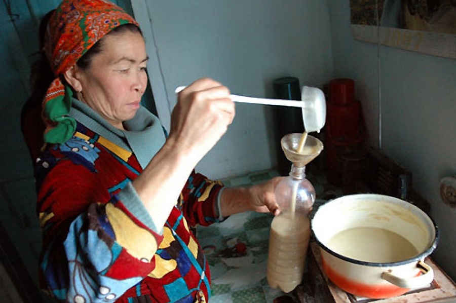 Жительница Киргизии занята приготовлением бозо