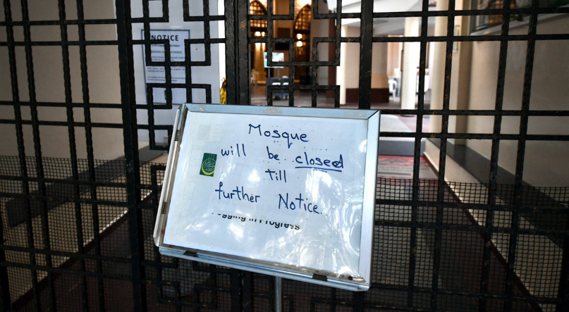 Табличка с информацией о закрытии мечети
