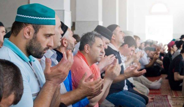 Молитва в одной из мечетей Дагестана