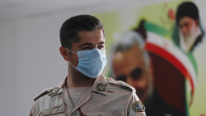 Иранский военнослужащий в медицинской маске