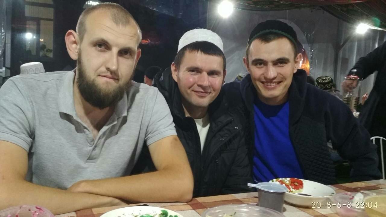 Хамза (Роман) Султанов (крайний справа)