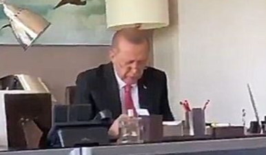 Эрдоган за чтением Корана