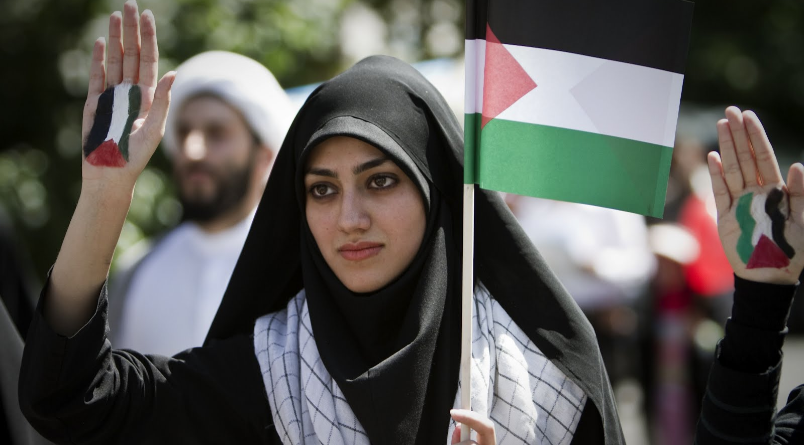 Жительница Ирана с палестинским флагом