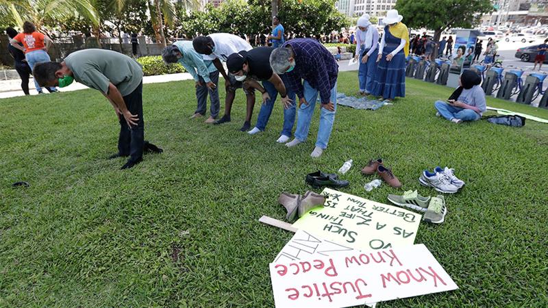 Мусульмане совершают намаз во время акции протеста во Флориде