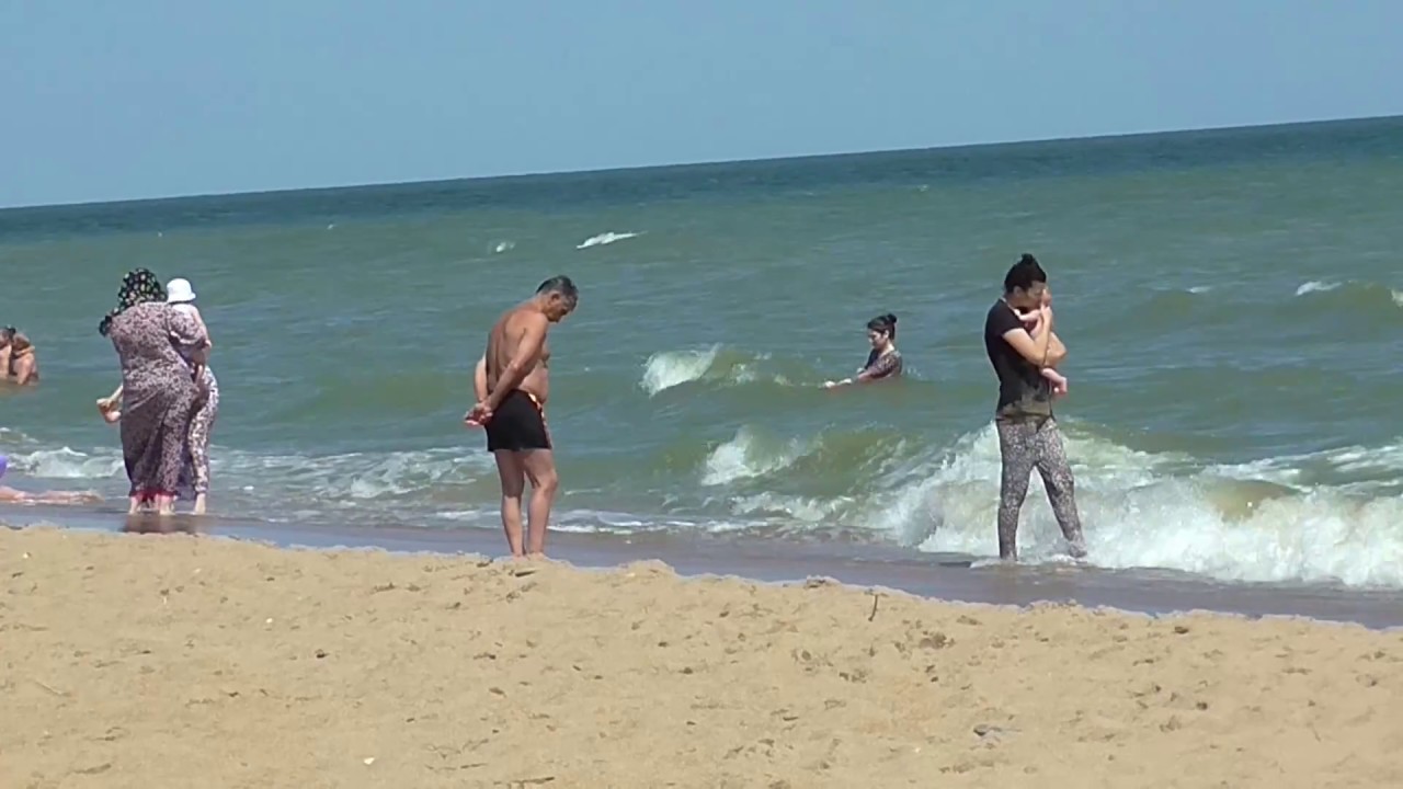 Температура воды в море махачкала. Пляж Прибой Махачкала. Каспийское море Махачкала пляж. Дагестан Махачкала море пляж. Каспийское море в Дагестане пляж в Махачкале.