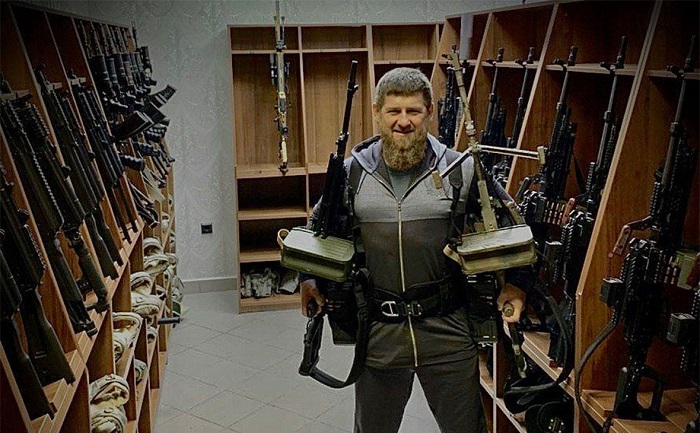 Кадыров в оружейной комнате