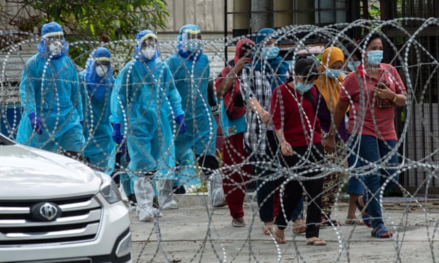 Сотрудники ФМС сопровождают задержанных беженцев рохинья в Куала-Лумпуре. Фото: Ahmad Yusni/EPA