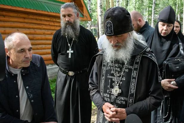 Д.Соколов (слева) со своим «духовным отцом» схиигуменом Сергием. Фото: URA.ru