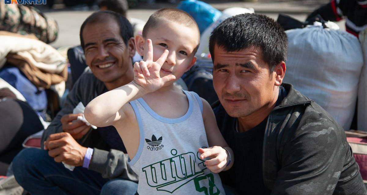 Трудовой мигрант с сыном у вокзала в Волжском
