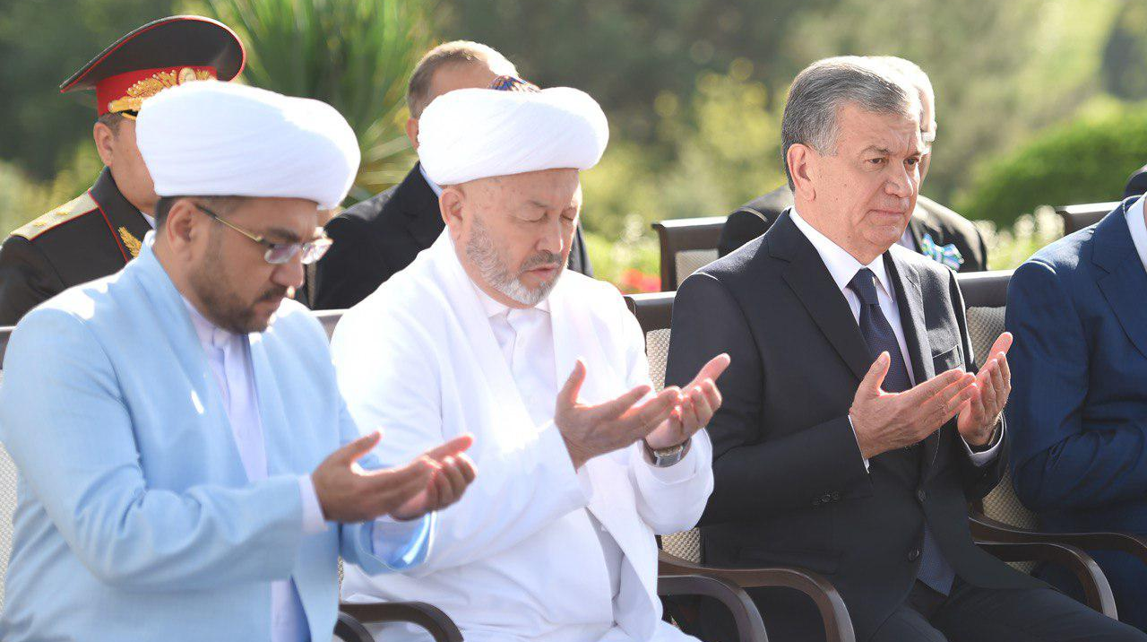 Президент Узбекистана и религиозные деятели молятся о жертвах репрессий