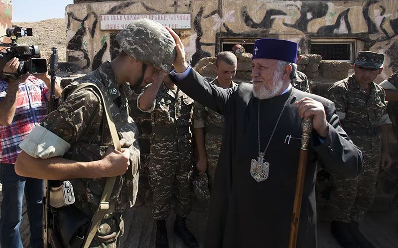 Католикос перед камерами благословляет армянского солдата в Карабахе