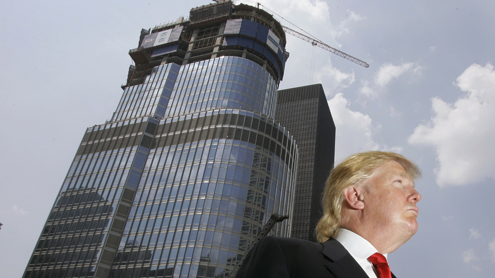 Президент США Дональд Трамп на фоне своего небоскреба
