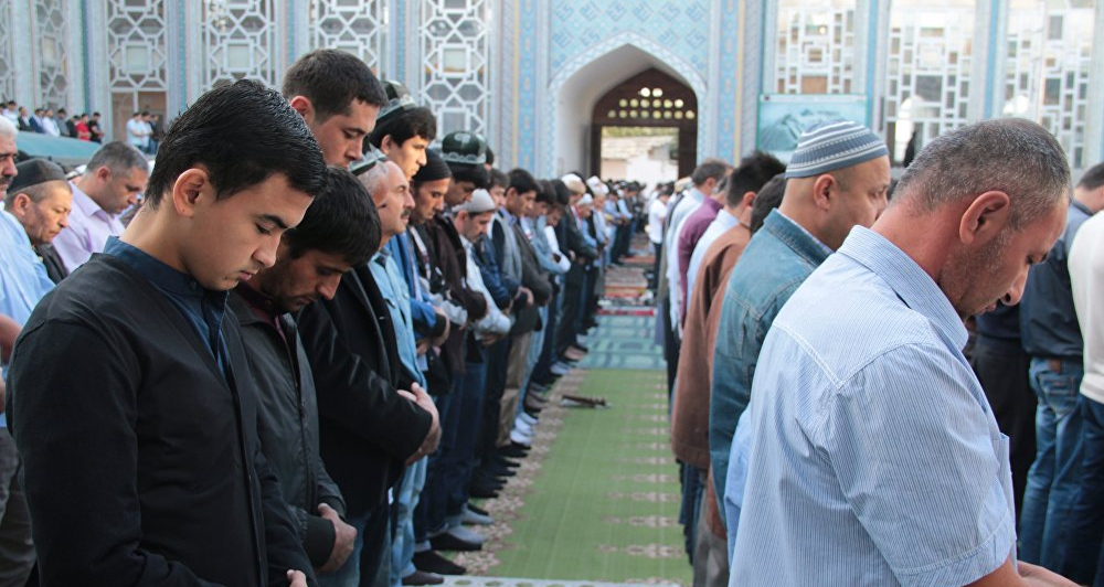 Коллективная молитва в одной из мечетей Душанбе