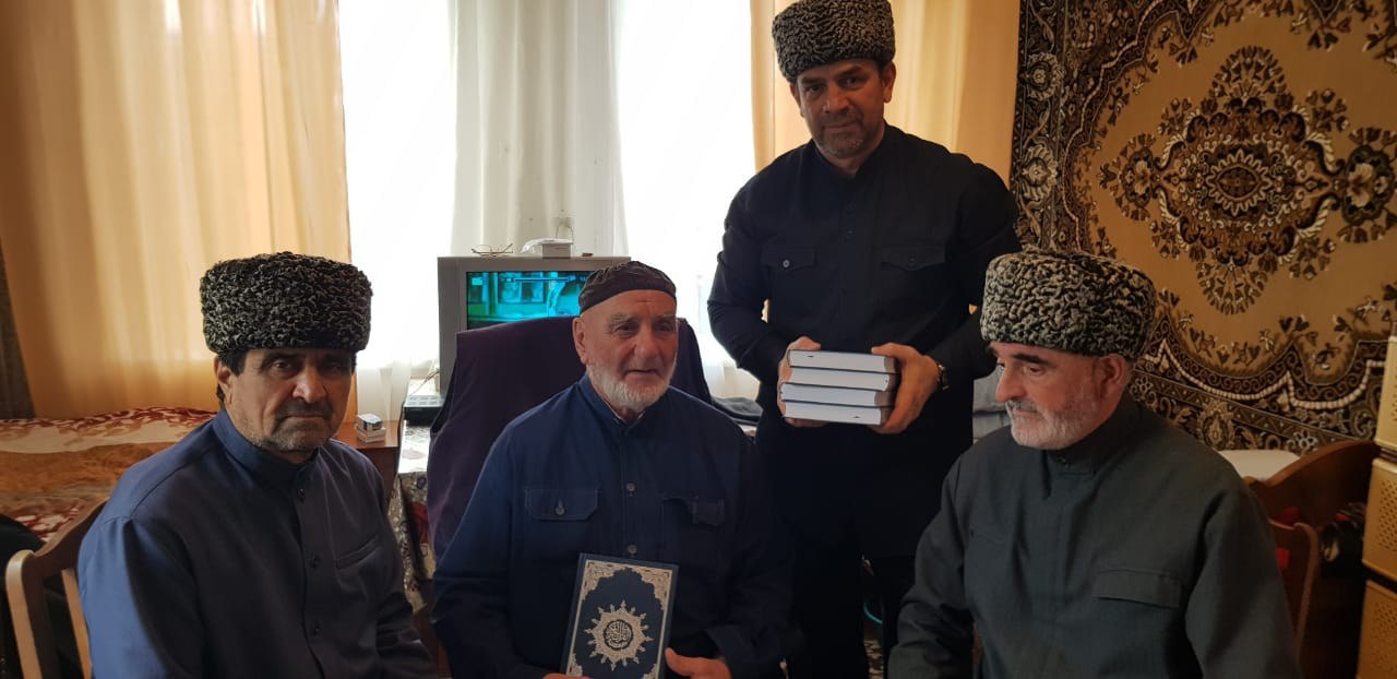 Мухаммад Хамхоев (в центре) и представители ЦДУМ