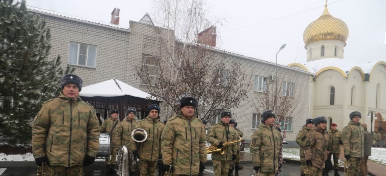 Военный оркестр возле нового храмового комплекса