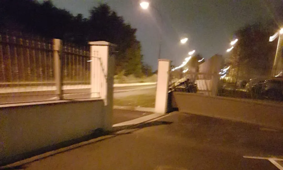 Преступники протаранили ворота мечети