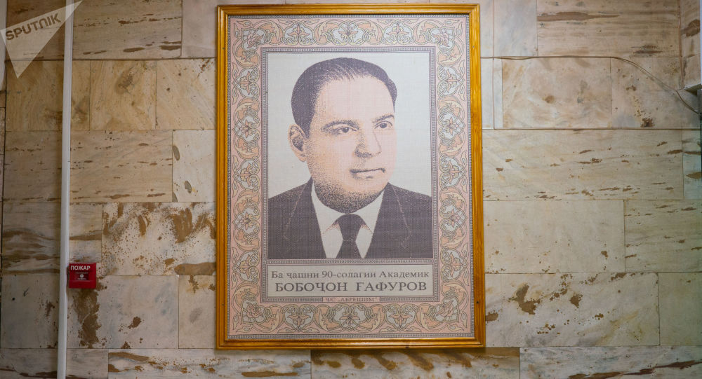 Портрет Б.Гафурова украшает один из вестибюлей Института Востоковедения