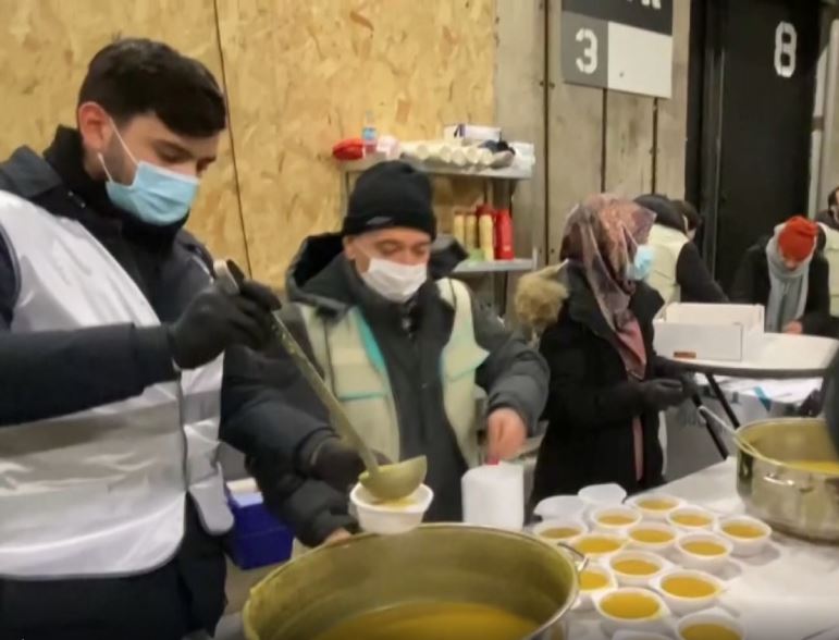 Волонтеры разливают суп