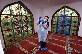 Медработник в мечети