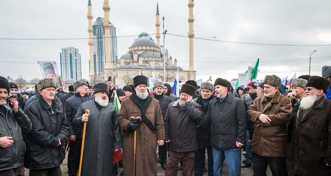 Религиозный деятель. Чеченский деятель в России. Кадыровцы на митинге Москве. Митинг с портретами Кадырова.