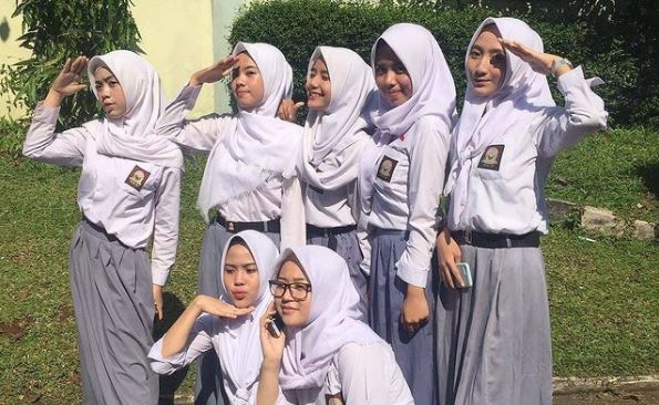 Большинство школьниц Индонезии носят хиджабы