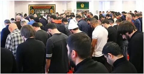 Представители шиитской общины Москвы во время молитвы
