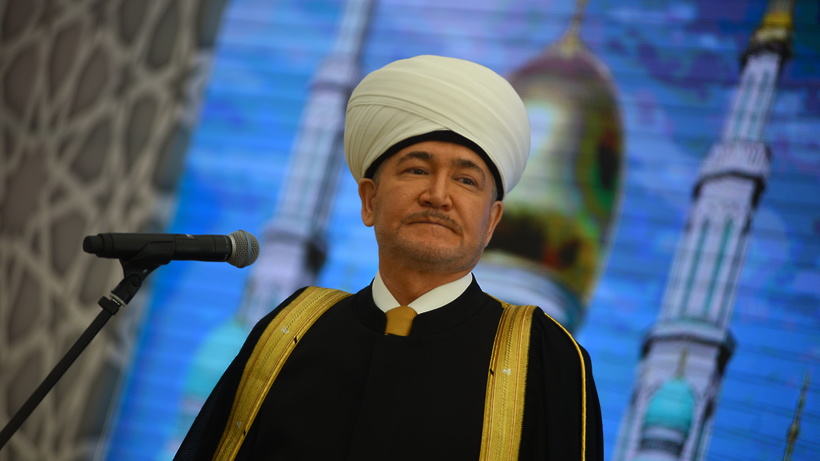 Глава ДУМ РФ муфтий Равиль Гайнутдин на фоне изображения Соборной мечети