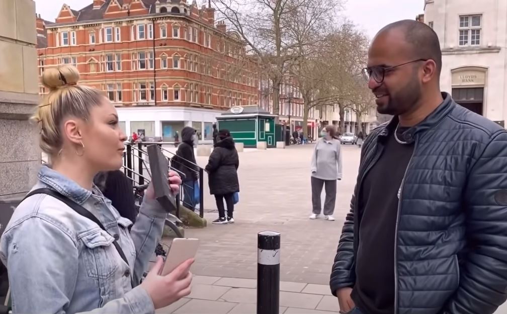 London küçələrində müsəlmanlara iPhone 12 Pro Maxs müqabilində orucu açmaq təklif edildi