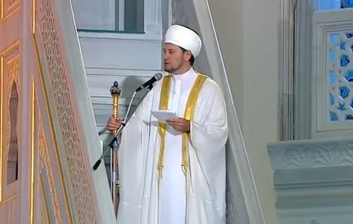 Дамир Мухетдинов на трибуне мечети