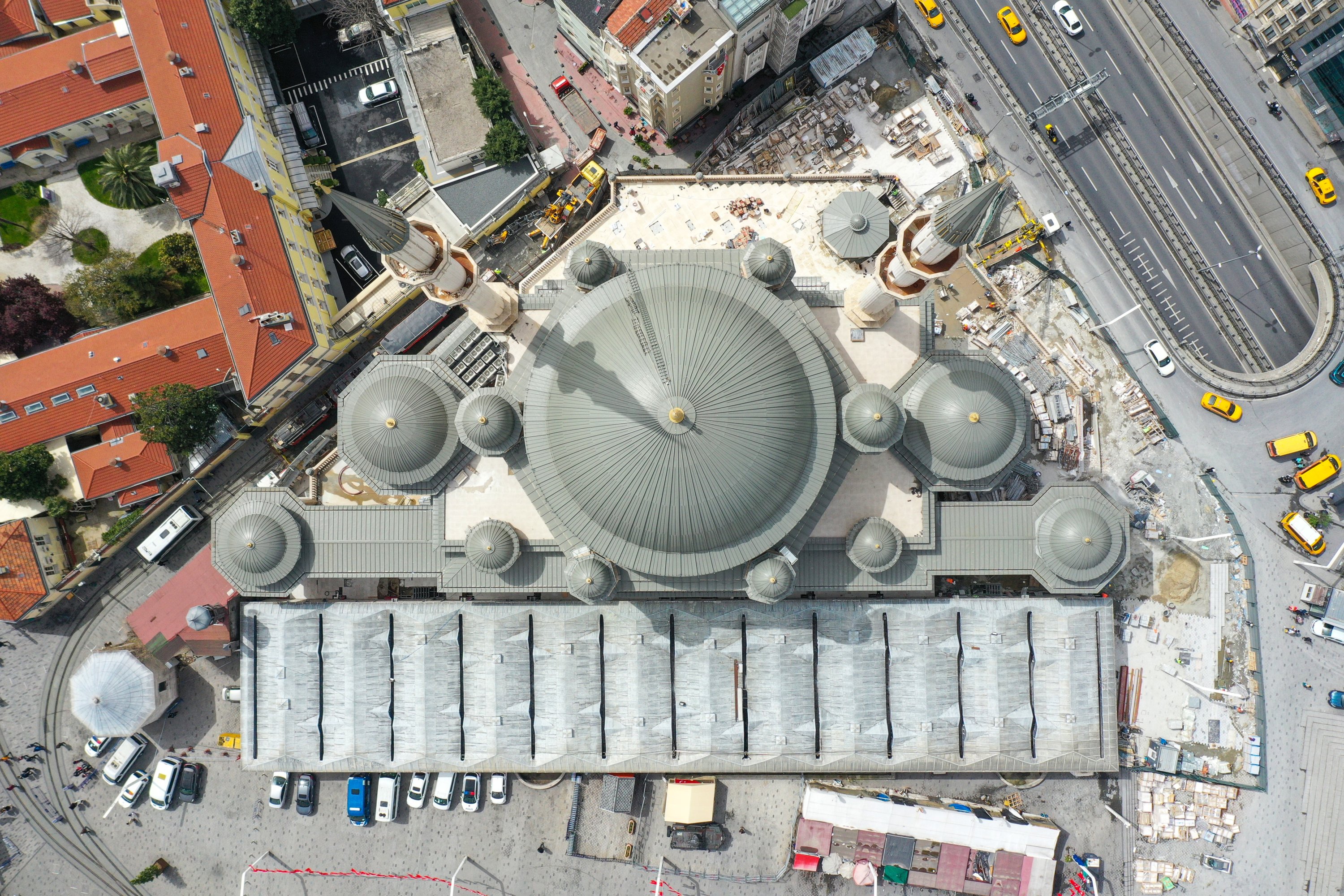 Мечеть построена на месте демонтированного центра Ататюрка