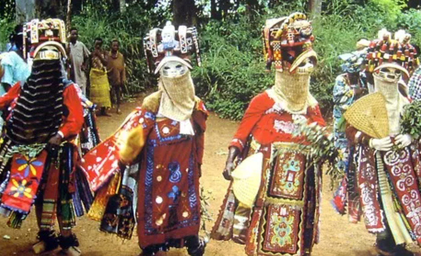 Участники маскарадного шествия в Нигерии