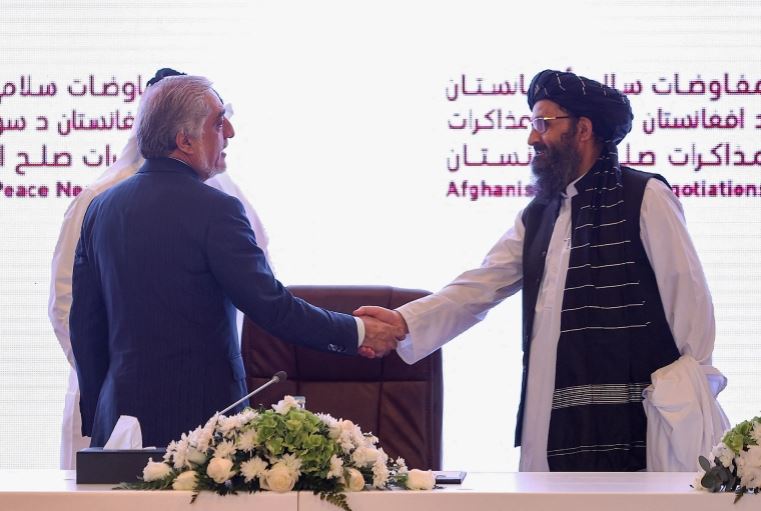 Рукопожатие между представителями Талибов и афганского правительства на переговорах в Дохе