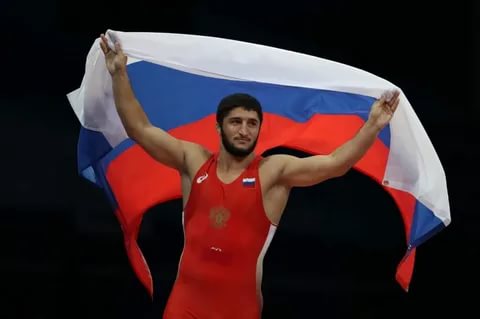 Абдулрашид Садулаев с флагом России