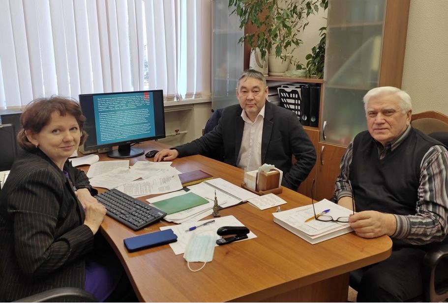 М. Абакиров с начальником Управления по делам национальностей Анной Лопаревой и экспертом Владимиром Лымарем