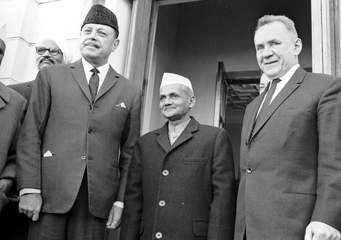 Слева направо: президент Пакистана Мухаммед Аюб Хан, премьер-министр Индии Лал Бахадур Шастри, председатель Совета министров СССР Алексей Косыгин после подписания Ташкентской декларации