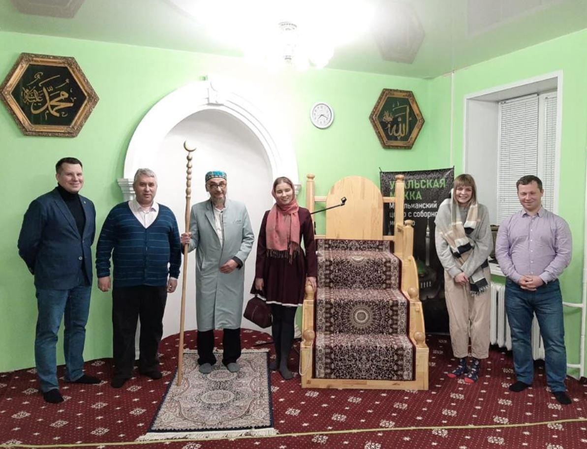 Гости в мечете «Изге Калимат»