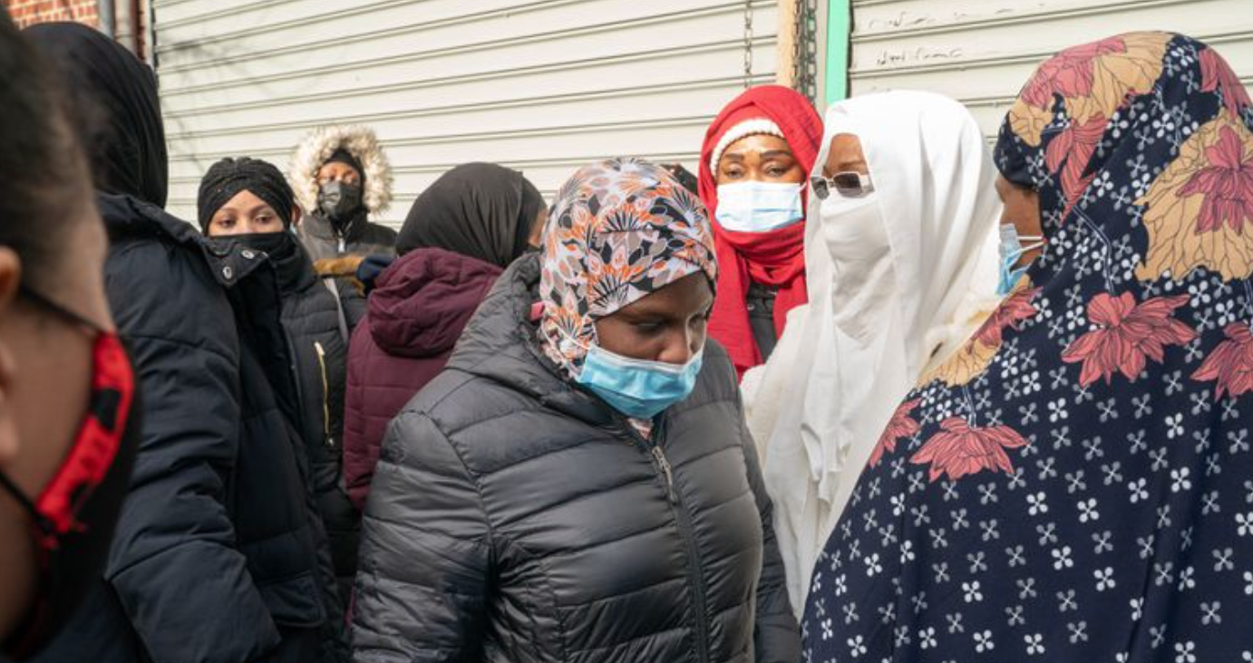 Мусульманки на похоронах жертв пожара в Бронксе