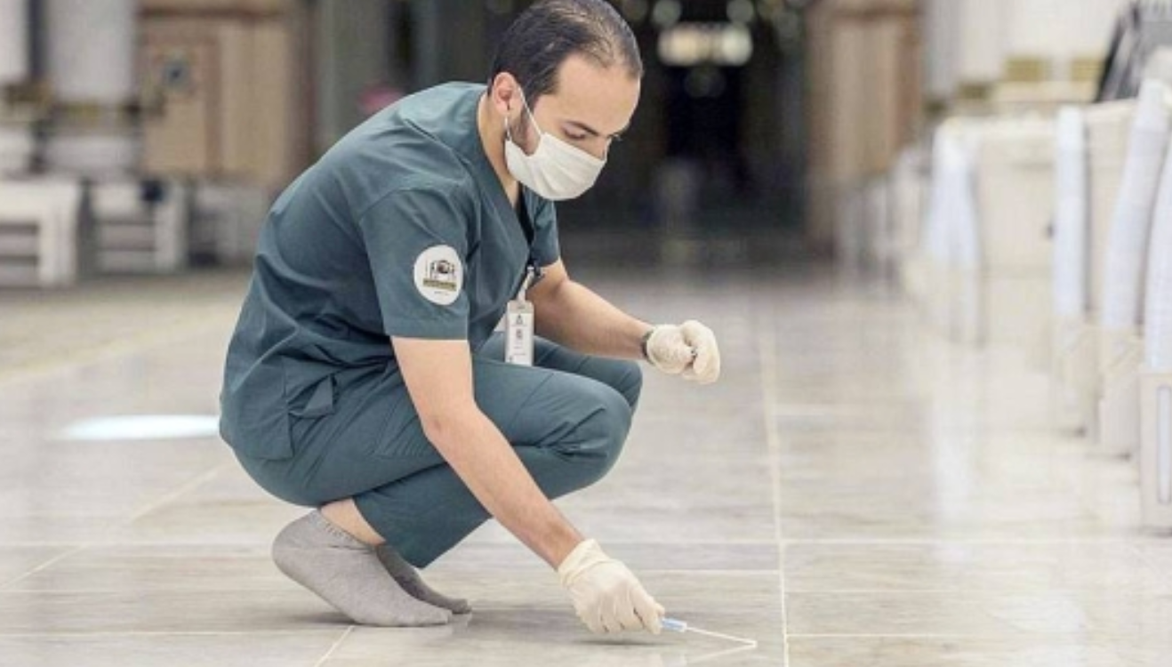Лабораторный работник берет пробу с пола мечети