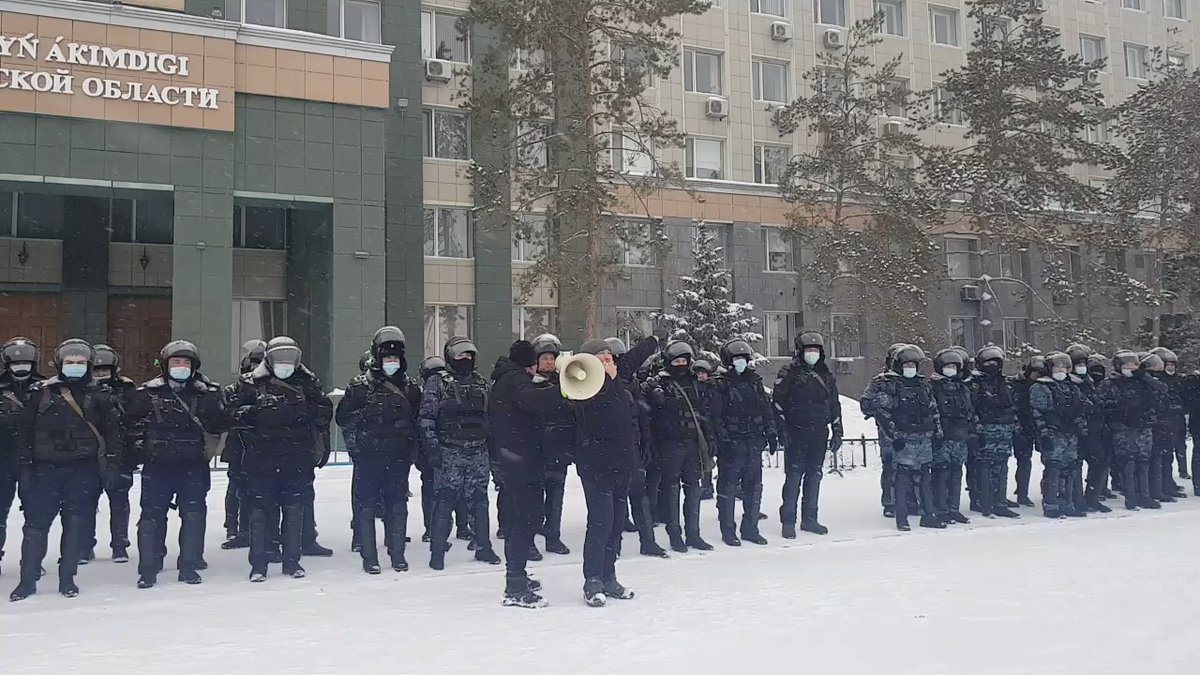 С народом». В Казахстане силовики отказываются задерживать протестующих  (ВИДЕО) - IslamNews